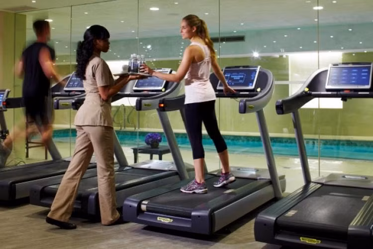 Đã làm mẹ của 3 đứa con nhưng nhiều người ngạc nhiên khi thấy vóc dáng của cô vô cùng thon thả. Huấn luyện viên cá nhân của cô là người đã giúp cô giữ được vóc dáng cả trong khi mang thai và sau khi sinh con. Chương trình tập luyện của cô là kết hợp cả yoga, nhảy múa, pilates và mát xa. 