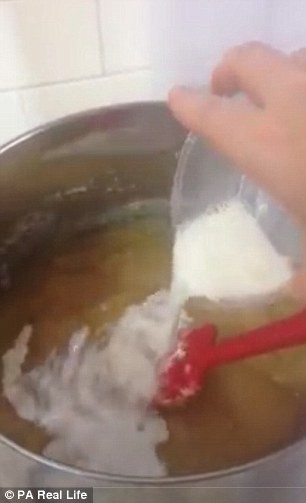 Cách làm xà phòng của cô Kimberly cực kỳ truyền thống là pha nước và sút ăn da lẫn với nhau rồi cho sữa mẹ vào. Khi làm cô đeo găng tay cẩn thận vì sút ăn da là chất khá nguy hiểm cho da. Hiện sản phẩm của cô không chỉ làm các bà mẹ hài lòng về chất lượng mà còn có hình thức rất đẹp. (Nguồn ảnh: Dailymail)