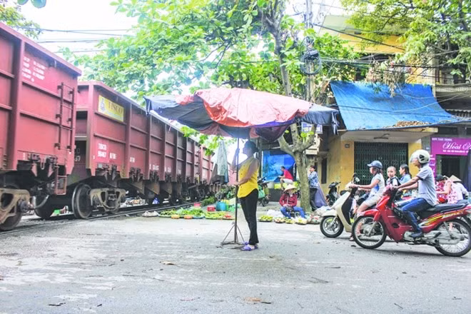 Chị Tình làm lá chắn sống an toàn giao thông ở đường ngang qua chợ khu Nam (phường Hương Sơn,TP Thái Nguyên).