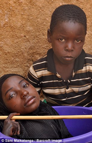 Các bác sĩ đã tìm mọi cách để xác định nguyên nhân căn bệnh lạ của Rahma nhưng đành “bó tay”, thậm chí họ còn cho rằng bệnh tình của cô là do một vị thần giáng xuống. 