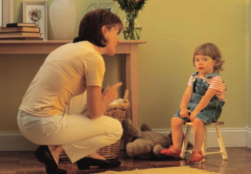 Ở tuổi này hãy cho trẻ nhiều cơ hội lựa chọn hơn, chẳng hạn hỏi trẻ muốn đánh răng hay thay quần áo trước. Hoặc thay vì bảo trẻ cần mặc áo mưa thì hãy nói với trẻ rằng “trời đang mưa đấy, con nghĩ mình cần mang theo thứ gì”. Ngược lại, nếu người ra quyết định là cha mẹ thì thay vì hỏi “con muốn đi ngủ chưa” thì hãy nói “đến giờ đi ngủ rồi con ạ”.