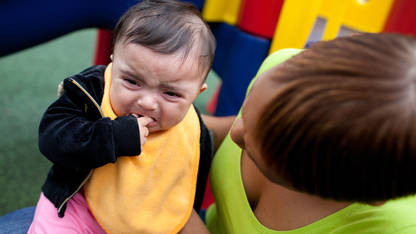 Ở tuổi này cha mẹ cần giúp bé tự xoa dịu bản thân. Có bé cần tiếp xúc với cha mẹ như cần ôm ấp, đung đưa; có bé thích được quấn tã hoặc đặt nằm xuống giường. Bé càng bình tĩnh bao nhiêu thì càng kiểm soát bản thân tốt. 