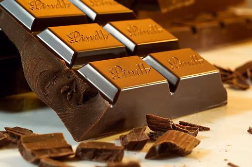 Thụy sĩ không chỉ nổi tiếng về phô mai mà còn về socola. Rất nhiều thương hiệu socola nổi tiếng thế giới đều là của Thụy Sĩ. Người Thụy Sỹ thích ăn socola đến nỗi nước này trở thành nước ăn socola nhiều nhất thế giới, lượng socola bình quân theo đầu người là 10,11kg. 