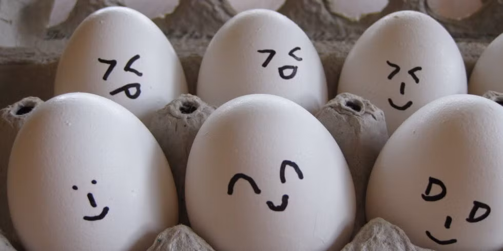 Ngược lại phương pháp IVM chọc tách trứng từ khi chưa chín rồi được nuôi trong phòng thí nghiệm cho đến khi đạt kích thước để thụ tinh. Trước kia, tỉ lệ thành công của IVF luôn cao hơn IVM nên IVF luôn là phương pháp được ưa chuộng hơn. Nhưng nhờ kết hợp chất phát triển cumulin với các phân tử kích thích được đưa vào tế bào trứng nên chất lượng của trứng tốt hơn hẳn. 