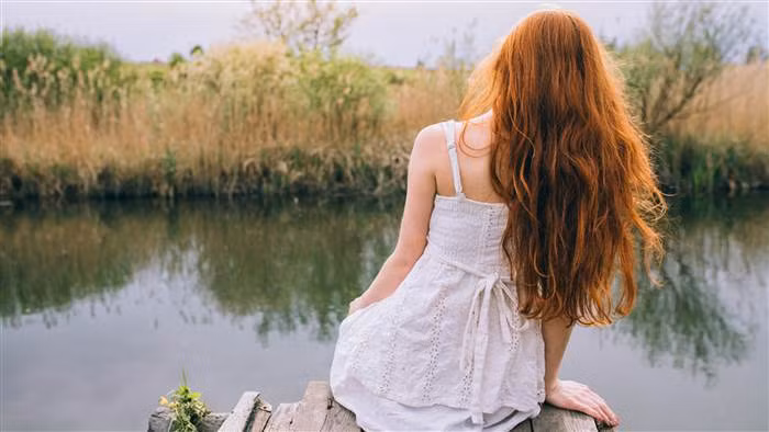 Gien bị biến đổi nói trên là MC1R là loại gien quyết định loại sắc tố melanin mà da sản sinh. Người có tóc đỏ có tới 2 biến thế của loại gien này khiến làn da trắng bệch nhạy cảm hơn với sạm nắng và tàn nhang, trong khi chỉ cần 1 biến thể gien cũng đã dẫn đến sự đột biến thành u ác tính. 