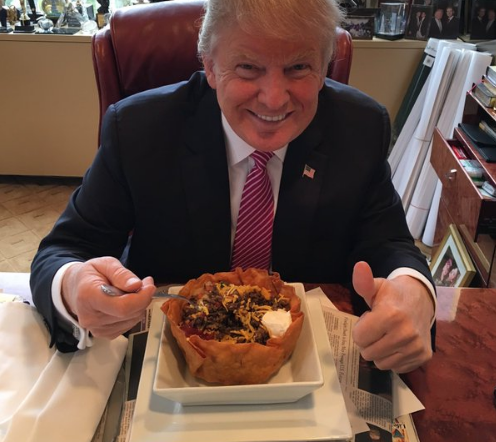 Ông Donald Trump đã đừng đưa một tấm ảnh của mình lên mạng Twitter trong đó ông đang ăn món bánh thịt chiên giòn với lời bình luận “Tôi thích món ăn Nam Mỹ”. 