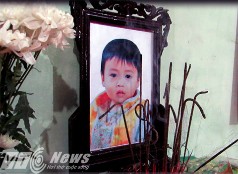 Hai Duong: Be trai 8 tuoi bi me de ep uong thuoc doc da chet-Hinh-2