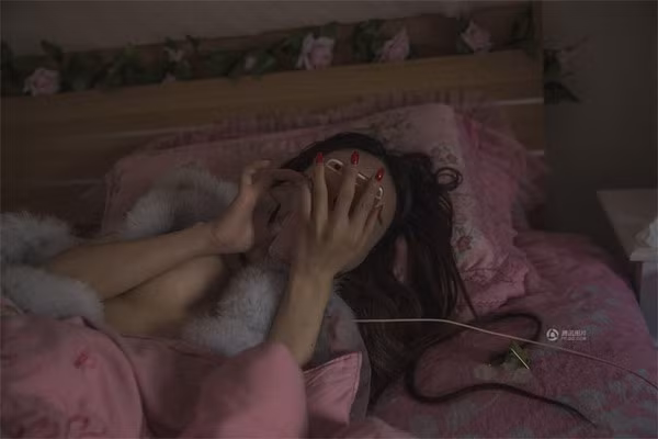 Năm 2013, Tiểu Kim đi làm phẫu thuật nâng ngực, gọt sườn... để trở thành một cô gái. Lúc này, cô mới cảm thấy được là chính mình. 