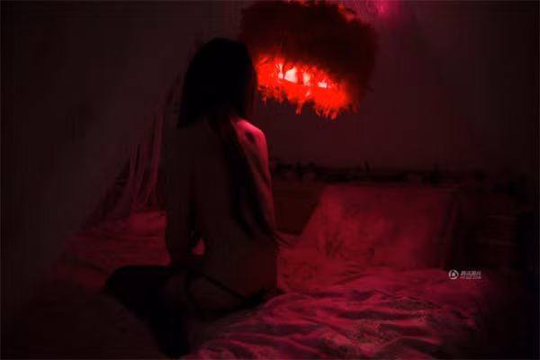 Sinh ra tại một thôn nghèo trên núi, Tiểu Kim chỉ học hết cấp 1. Ngay từ khi còn nhỏ, Tiểu Kim đã cảm thấy mình không giống với các bé trai mà có xu hướng thân cận với phái nữ. Cô ăn nói nhỏ nhẹ, thường mặc trộm đồ của chị gái, đồng thời cảm thấy thích một bạn trai trong lớp. Tuy nhiên, cô nhận thấy mình không phải người đồng tính mà chỉ là sinh nhầm giới tính.