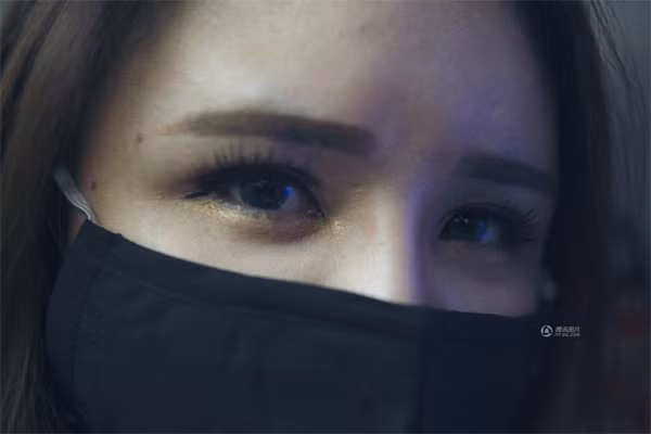 Đôi mắt buồn thăm thẳm của cô gái trẻ chưa biết tương lai sẽ về đâu.