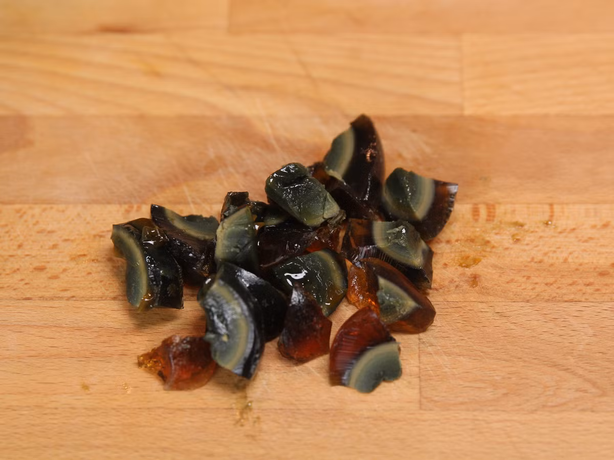 Trứng bắc thảo cắt nhỏ thành miếng vuông.