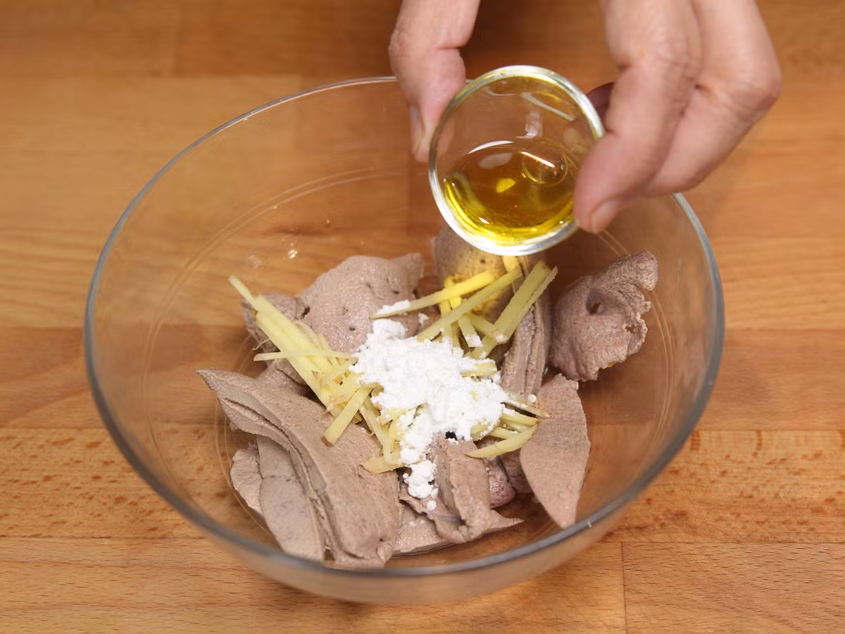 Ướp gan đã trần với gừng, một ít bột bắp và dầu ăn.