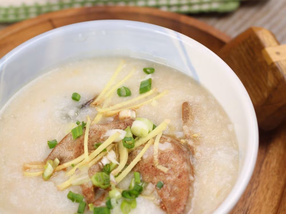 Khi ăn rắc thêm một ít hành lá lên trên mặt bát cháo nóng, rắc thêm hạt tiêu cho thơm. (Nguồn ảnh: Daycook)