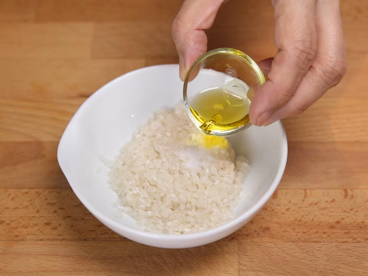 Gạo vo sạch trong nước rồi ướp với một chút muối và dầu ăn, để khoảng 30 phút.