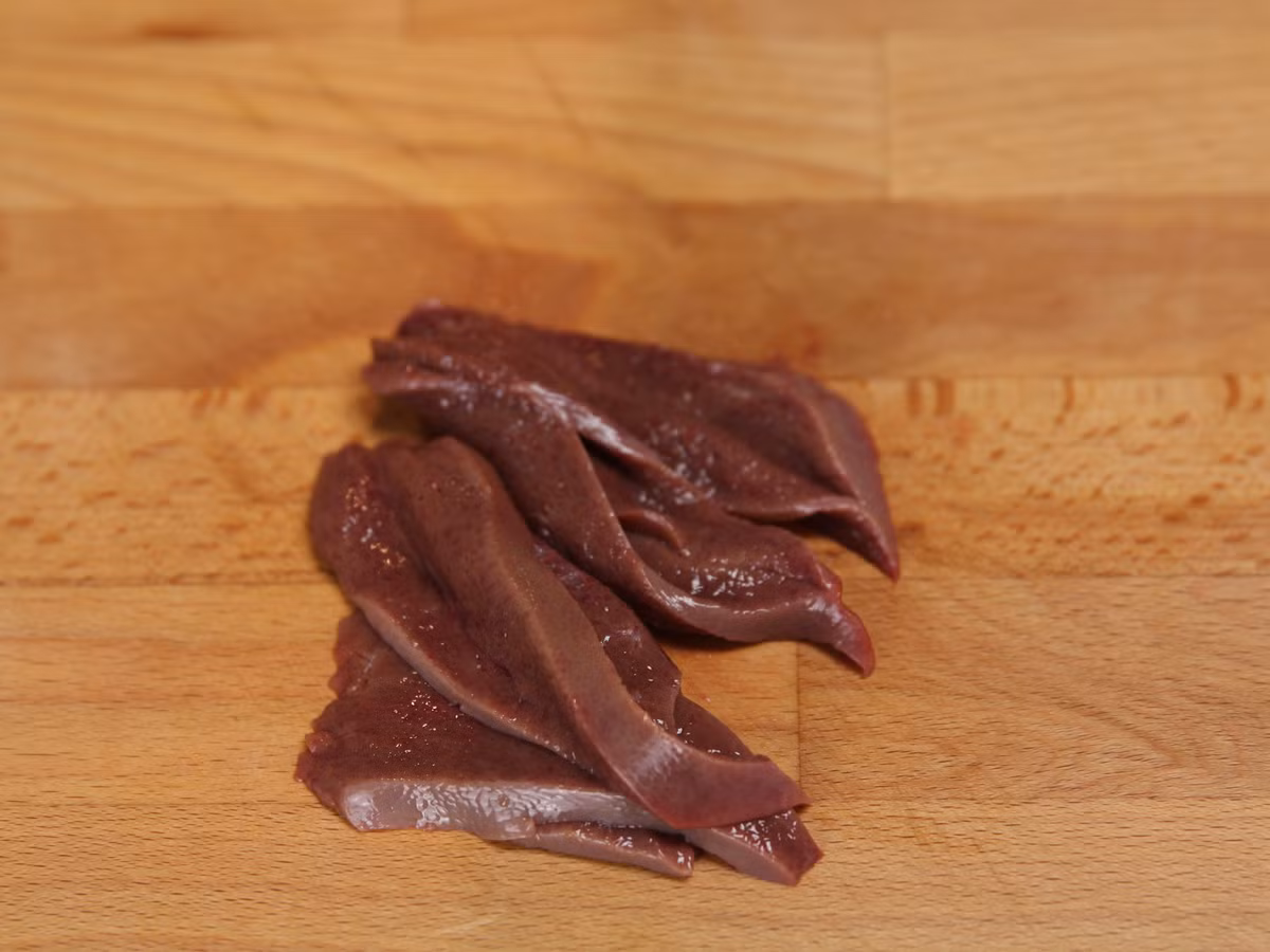 Gan lợn thái miếng dày khoảng 7mm rồi cho vào rửa với nước muối.