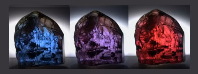 8. Tanzanite: Là loại đá quý hiếm gấp 1.000 lần so với kim cương cũng nhờ đặc tính phản xạ ánh sáng. Trong ảnh: viên tanzanite đã thay đổi 3 màu sắc khác nhau.