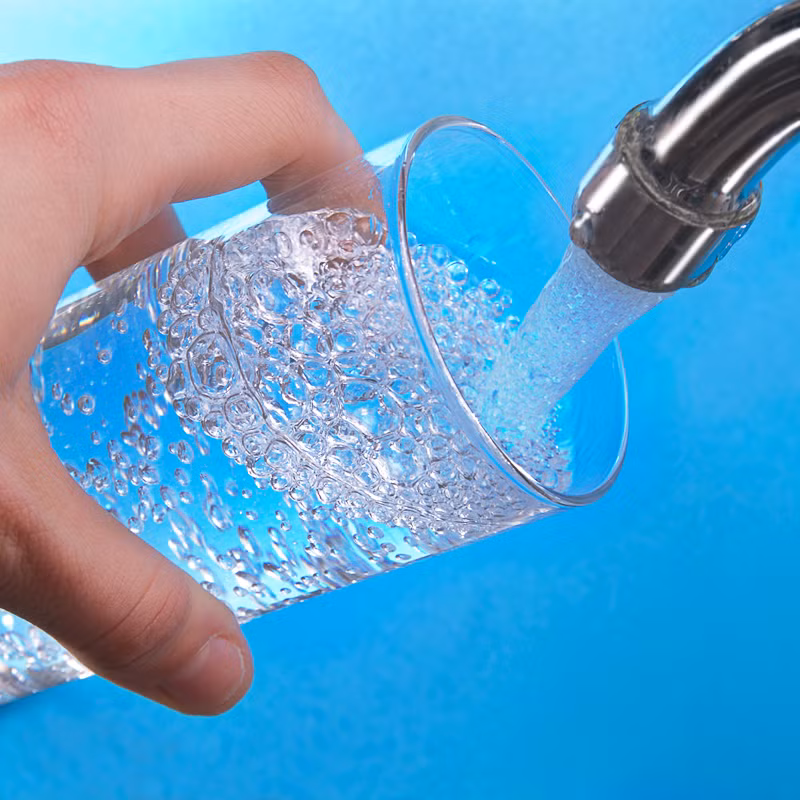 Một trong những cách tốt nhất để đánh lừa cơn đói mà lại không hề tốn một xu là uống nước. Một cốc nước thật to trước mỗi bữa ăn sẽ khiến dạ dày bị đầy và bạn sẽ ăn ít hơn. Uống nước trong bữa ăn cũng là cách để làm chậm nhịp độ ăn. Hơn nữa, khi được cung cấp đủ nước, quá trình trao đổi chất diễn ra tốt hơn. 