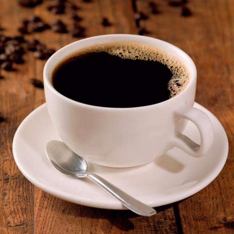 Kiềm chế cơn đói bằng cà phê: Cà phê không chỉ cho bạn cảm giác tỉnh táo mà còn làm tăng khả năng đốt calo hơn 12%. Tuy nhiên nên cẩn trọng khi cho đường hoặc sữa để tránh phản tác dụng. 