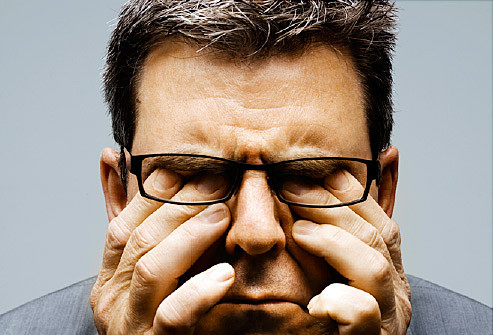 Cơ thể sẽ trở nên mệt mỏi khi thiếu carb nhưng nếu ăn vặt trước khi đi ngủ thì vòng 2 sẽ tăng thêm vài cm. Hãy ngăn chặn cơn thèm ăn bằng cách đi ngủ và không ăn. Hơn nữa, những người chỉ ngủ 4 giờ mỗi đêm sẽ giảm khả năng biến calo thành glucose xuống 40%.