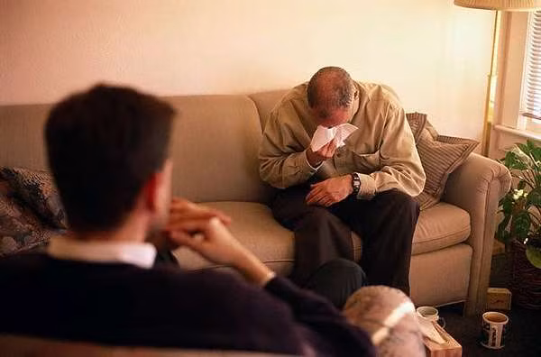 Ngoài ra, đàn ông dễ bị tổn thương vì stress là vì họ coi trầm cảm là một điểm yếu, đặc biệt là ở các nước đang phát triển nơi mà vai trò của đàn ông về mặt giới tính quan trọng hơn phụ nữ. Những quan niệm này đã khiến phạm vi chăm sóc sức khỏe tinh thần của đàn ông bị bó hẹp lại. 