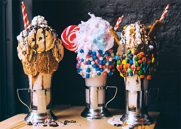 Đã qua rồi thời những cốc sữa lắc socola với một khúc kem tươi và một quả cherry đỏ mọng ở trên. Trong xu hướng ăn uống năm 2016, các “nam thanh nữ tú” phải xếp hàng dài mới có thể mua được một ly sữa lắc cao như núi toàn bơ đậu phộng, kẹo màu hay thậm chí là nguyên cả vài cái bánh phía trên. Bảo đảm sau khi trào lưu này đi xuống thì đường huyết của bạn sẽ tăng lên đáng kể. 