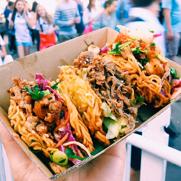 Bánh donut không còn là món ăn sáng nửa ngọt nửa mặn có thể ăn vào bữa sáng cùng cà phê. Ngày nay những cửa hàng bán bánh donut quá tập trung vào việc trang trí chiếc bánh sao cho bắt mắt bằng đủ thứ đồ mặn ngọt khiến món ăn bị tăng lên hơn 400 calo và thêm 20g đường. 