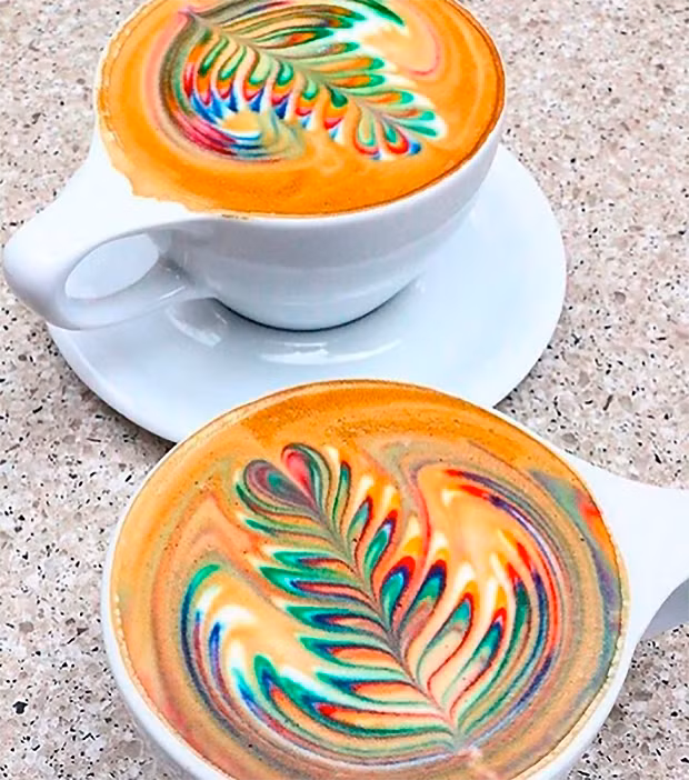 Chẳng có gì phải bàn cãi nếu thỉnh thoảng bạn ghé vào quán cà phê và uống một cốc latte nhưng cốc latte sáng tạo đầy màu sắc này đã biến hỗn hợp cà phê và sữa thành một thứ đồ uống nguy hiểm vì chứa đầy phẩm màu công nghiệp. Chỉ có rất ít quán cà phê tạo nên những màu sắc này bằng các nguyên liệu tự nhiên như nghệ, củ cải đỏ và bột trà xanh matcha. 