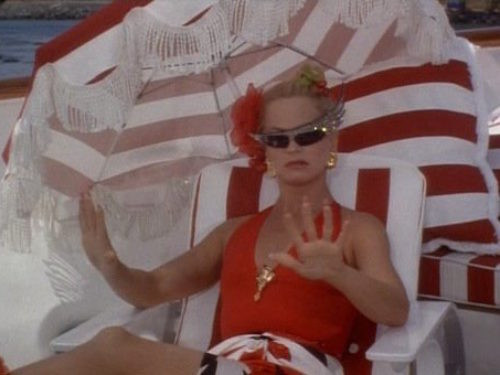 Một sản phẩm dành cho trẻ em khác mà người lớn cũng nên dùng là kem chống nắng. Theo Tạp chí Marie Claire, những người lớn có làn da nhạy cảm nên dùng kem chống nắng em bé vì có chứa kẽm cùng các hoạt chất khác. “Kem chống nắng dành cho trẻ em là kem chống nắng vật lý. Để an toàn cho trẻ nhỏ, trong kem có chứa thành phần để kem chỉ dính trên bề mặt da chứ không ngấm vào da” – một chuyên gia cho biết. 