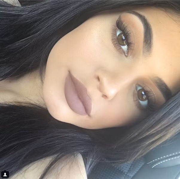 Không thể nhắc đến các trào lưu làm đẹp 2016 mà không nhắc đến cô nàng đình đám Kylie Jenner với bờ môi dày và còn được đánh các màu son đậm, cá tính. Không còn những đôi môi kẹo ngọt, giờ đây những cặp môi quyến rũ phải là môi đánh son lì và càng tều càng tốt. (Ảnh: Buzzfeed)