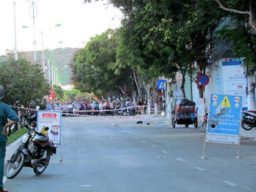 CSGT chặn cả hai chiều đường Trần Phú, đoạn từ nhà hàng Louisiana đến cổng resort Ana Mandara. Chỉ có xe cộ từ trong đoạn đường này được chạy ra ngoài.