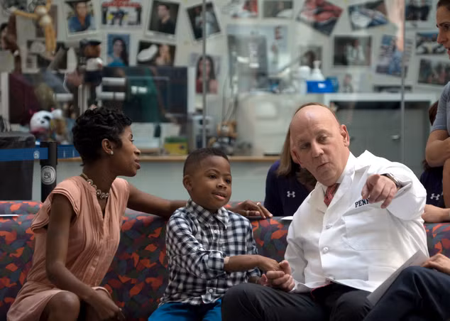 Trước khi được ghép tay, cậu bé Zion phải dùng cánh tay của mình để làm những việc như ăn, cầm bút viết và chơi game. Nhờ có đôi chân giả nên cậu bé có thể đi lại và chạy nhảy cùng các bạn. Nhưng mẹ của cậu muốn nhiều hơn thế cho con trai mình. 