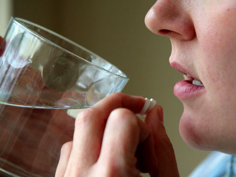 Nghiên cứu này cho rằng nguyên nhân có thể là do paracetamol, loại thuốc mà rất nhiều người cứ bị đau đầu, đau lưng… là uống ngay nhưng đã có bằng chứng khoa học cho thấy loại thuốc giảm đau này làm giảm lượng máu cung cấp đến vùng ốc tai, tức tai trong. 