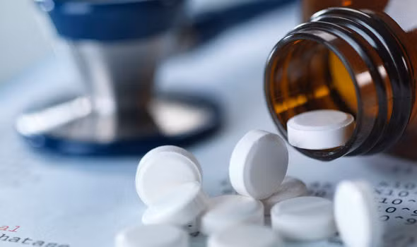 Paracetamol cũng được cho là làm tiêu tan các chất chống oxy hóa có trong tai khiến ốc tai dễ bị tổn thương bởi tiếng ồn. Các loại thuốc giảm đau như paracetamol hay ibuprofen sẽ phá hỏng những sợi lông nhỏ xíu trong tai dẫn đến nghe kém và tăng nguy cơ giảm thính lực ở cả trẻ em và người già. 