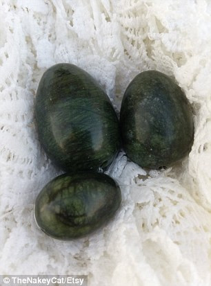 Cảm giác hoàn toàn khác khi cho những quả trứng này vào bên trong. Cô cảm thấy âm đạo như bốc cháy. “Quả trứng cầm trên tay chỉ ấm và cho cảm giác rất dễ chịu. Nhưng khi cho vào bên trong, tôi có cảm giác giống như mình đang uống cà phê quá nóng khiến rộp cả đầu lưỡi” – Rebecca kể lại.