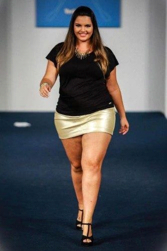 Bạn không nên mặc quần jean, quần dài hay váy dài chấm gót chân. Thay vào đó hãy chọn váy ngắn. 