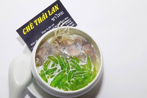 Chè Thái Lan ban đầu rất phổ biến ở Sài Gòn, sau lan ra Hà nội và ở đâu cũng được giới trẻ hưởng ứng. Món ăn này được ưa chuộng bởi vị thanh mát, ngọt thơm của các loại thạch độc đáo và hạt sương sa. Đặc biệt nhất trong chè Thái có lẽ là “sợi xanh xanh” dai dai, dẻo dẻo được làm từ lá dứa hoặc lá nếp. Chè Thái có nhiều loại khác nhau từ Thái truyền thống, Thái đen, Thái ngô, Thái đậu đỏ, Thái hoa quả và chè Thái sầu riêng. (Ảnh: Kenh14) 