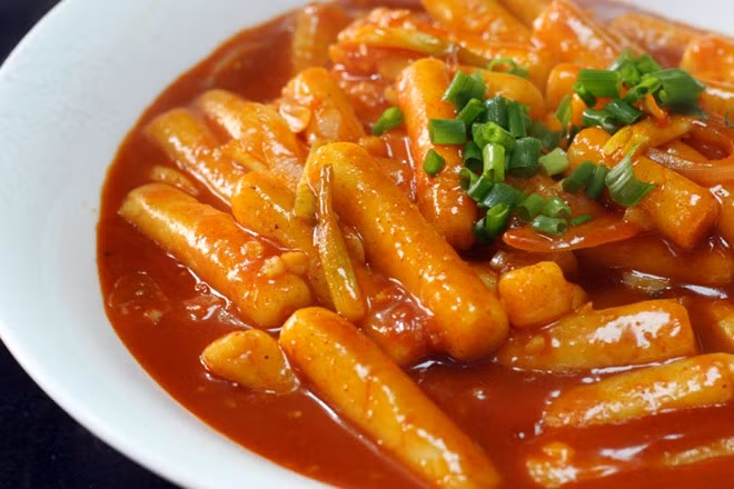 Bánh gạo cay (Tokbokki) là một món ăn vặt truyền thống của Hàn Quốc mà mỗi du khách đến đất nước này đều muốn thưởng thức. Bánh gạo mềm dai quyện với nước xốt tương ớt cay nồng tạo nên một món ăn vô cùng tuyệt hảo. Khi du nhập vào Việt Nam, ngoài món bánh gạo cay truyền thống, còn có một số biến tấu như bánh gạo chiên giòn, bánh gạo phủ phô mai hay lẩu bánh gạo. (Ảnh: Zing) 
