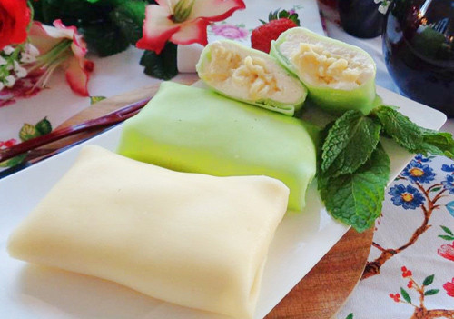 Bánh crepe sầu riêng: Sầu riêng là loại hoa quả nhiệt đới luôn nhận được rất nhiều ý kiến trái chiều. Một số người cực kì yêu thích sầu riêng, nhưng cũng có một số người chỉ cần ngửi mùi thôi cũng nhăn nhó mặt mày. Tuy nhiên, bánh crepe sầu riêng sẽ giải tỏa hết mọi lo lắng đó, vì bánh cuộn có mùi vị vô cùng thơm ngon và ngọt ngào. Hình dáng của bánh sầu riêng khá đặc biệt giống như chiếc gối màu vàng, lớp bọc bên ngoài là bánh crepe dai dai, nhân bên trong là kem tươi và cơm sầu riêng nguyên chất. (Ảnh: Eva) 
