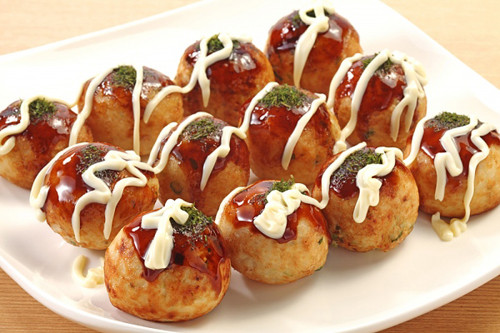 Bánh bạch tuộc hay còn gọi là Takoyaki, là món ăn vặt cực nổi tiếng của người Nhật với bánh mềm, bạch tuộc dai. Tại Sài Gòn, món ăn này được bán khắp nơi từ hàng quán đến xe đẩy với giá rất bình dân. (Ảnh: Món ngon) 