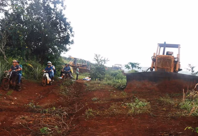 Để san ủi vườn điều của ông Thắng, Công ty Long Sơn đã dùng 28 người cùng xe cày máy, ủi.
