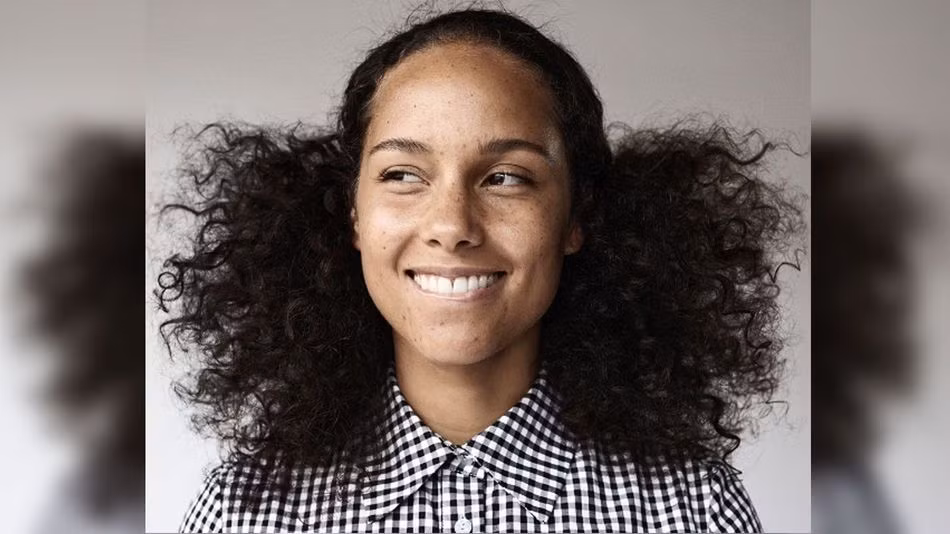 Mọi chuyện khởi nguồn từ cô ca sĩ nổi tiếng người Mỹ Alicia Keys với một bài luận cá nhân mang tên “Giá trị của phụ nữ” với nội dung những gì đáng quý nhất thuộc về một người phụ nữ không thể hiện qua lớp mỹ phẩm trên mặt. 