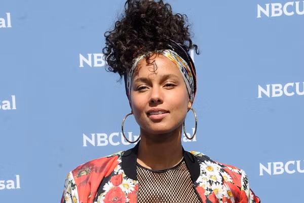 Như để khẳng định và bảo vệ tuyên ngôn của mình, Alicia xuất hiện trên thảm đỏ của lễ trao giải MTV với một khuôn mặt không hề có son phấn. Ngay cả khi xuất hiện trên sóng truyền hình với vai trò là một huấn luyện viên của một chương trình âm nhạc cô cũng vẫn để mặt mộc. Ngoài ra cô còn mang cả tinh thần không son phấn vào cả trong một video âm nhạc của mình và trở thành người dẫn đầu trào lưu không trang điểm. 