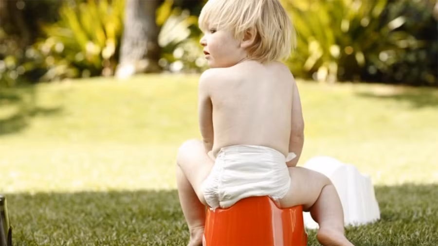 Mua đồ lót đẹp cho bé. Dẫn bé tới nơi bán đồ lót và chỉ cho bé xem các loại đồ lót có hình hoa sặc sỡ hoặc các nhân vật phổ biến để bé cảm thấy người lớn hơn một chút. Khi đó hãy giải thích cho bé rằng đây là loại đồ lót mà người lớn mặc và người lớn luôn đi vệ sinh trong toilet. Chọn cho bé các loại quần rộng để bé có thể tự kéo quần. 