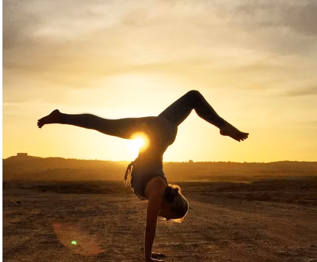 Các tư thế yoga trồng cây chuối bằng tay hoặc bằng đầu đều là những tư thế cần nhiều năng lượng và quá sức trong khi trong những ngày ấy thể lực không đảm bảo 100%. Cũng giống như trên, đây là thư thế khiến máu đi ngược lại với chiều kinh nguyệt và khiến bụng dưới phải chịu sức căng không cần thiết, làm ảnh hưởng đến thời kỳ “thải độc”. 