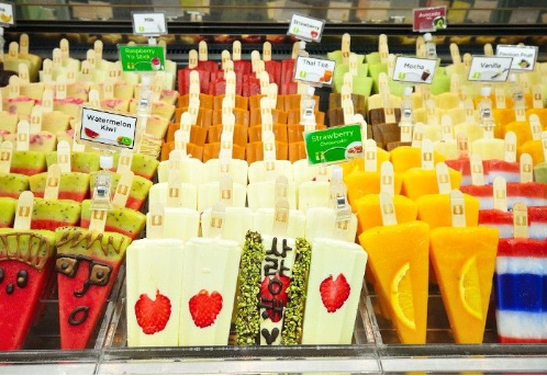 Tại một quán cà phê mang tên “Nhà kem que”, họ không bán những cây kem thường mà là kem lạnh phủ socola Ý hảo hạng rồi được trang trí thủ công theo mẫu mã thay đổi mỗi ngày, bảo đảm mỗi lần đến nơi này là một trải nghiệm với món tráng miệng khác nhau. 