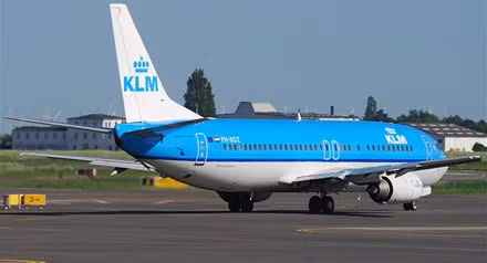 Hanh khach cuu song co truong len con dau tim tren may bay