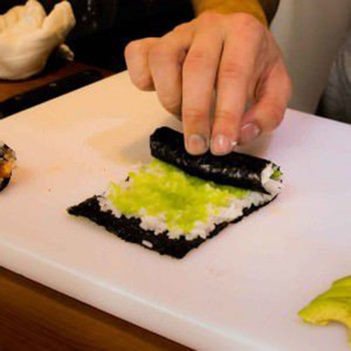 Tiếp đến để lên trên cơm một lớp trứng cá trộn wasabi sau đó dùng tay cuộn đều từ đầu này sang đầu kia. Phương pháp này sẽ tạo ra một cuộn sushi có hình xoắn ốc bên trong.