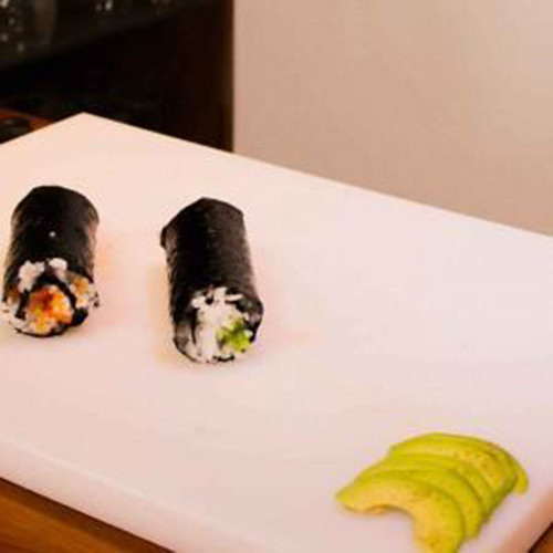 Sau khi cuộn xong để khoảng 5 phút cho lá rong biển hút hơi ẩm từ cơm và dính chặt lại.