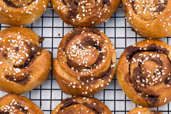 Trong văn hóa làm việc của người Thụy Điển, họ thường xuyên nghỉ tay để uống cà phê, trò chuyện với đồng nghiệp và bạn bè và ăn những món ăn ngon miệng như bánh sữa có mùi quế. Tuy đây chưa phải là món tốt nhất cho sức khỏe nhưng bù lại nó khiến mọi người cảm thấy hân hoan vui vẻ.