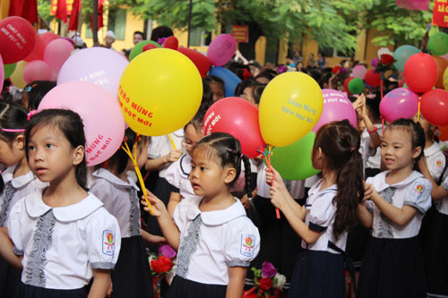 Một nguyên nhân khác xuất phát từ cách quản lý giáo dục của nhà trường và gia đình hiện nay khiến trẻ gần như rất ít vận động. Một đứa trẻ, nhất là trẻ em mầm non và tiểu học bán trú đều được giáo viên, bảo mẫu chăm sóc một cách thái quá. Trong bữa ăn, các trẻ ở đây, không chỉ được các giáo viên, bảo mẫu bưng bê đồ ăn, thức uống đến tận nơi mà con mớmm, đút cho các em. Việc làm này khiến trẻ mất đi tính vận động và cả tính tự lập. Điều này vô hình trung làm ảnh hưởng đến sự phát triển về thể trạng của các em, đồng thời làm mất đi cả sự tự giác, tính tự lập của trẻ.